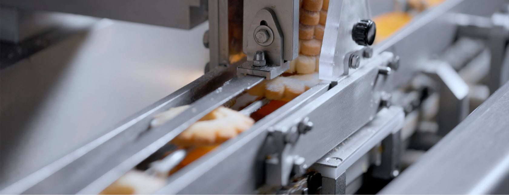 Biscoitos passando por maquina em uma fabrica de panificação